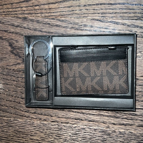 Michael Kors Men Card Case & Keychain Gift Set - Picture 2 of 7